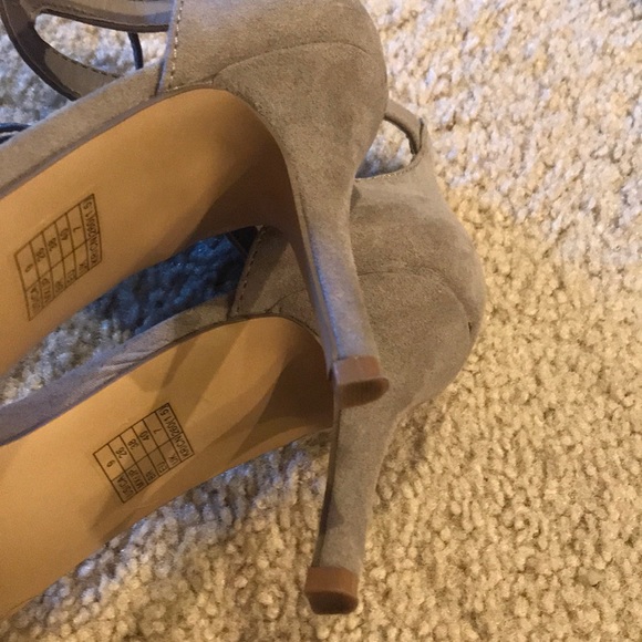 Gray heels - Picture 4 of 4